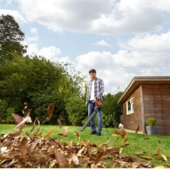 Black & Decker BLACK+DECKER BEBLV300SB-QS Bladblazer - 404 Km/u - 3000W - Zuig-/blaasfunctie - Gesnoerd 20 Black & Decker BLACK+DECKER BEBLV300SB-QS Bladblazer - 404 Km/u - 3000W - Zuig-/blaasfunctie - Gesnoerd -Tuingereedschap Winkel 1200x1195 9