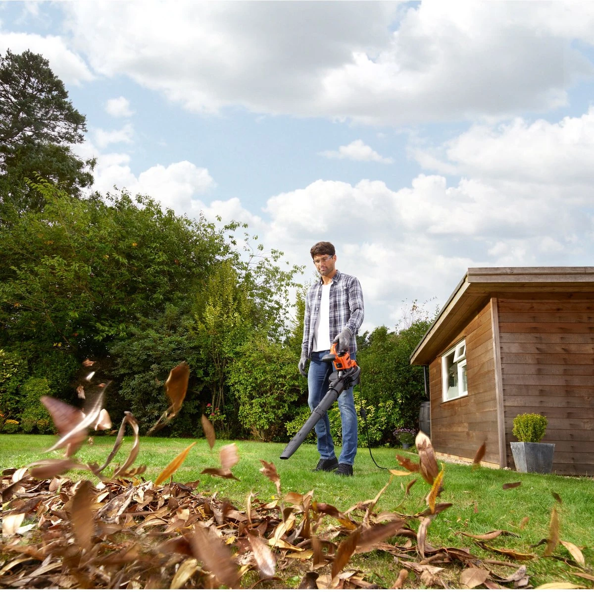 Black & Decker BLACK+DECKER BEBLV300SB-QS Bladblazer - 404 Km/u - 3000W - Zuig-/blaasfunctie - Gesnoerd 10 Black & Decker BLACK+DECKER BEBLV300SB-QS Bladblazer - 404 Km/u - 3000W - Zuig-/blaasfunctie - Gesnoerd - Afbeelding 8