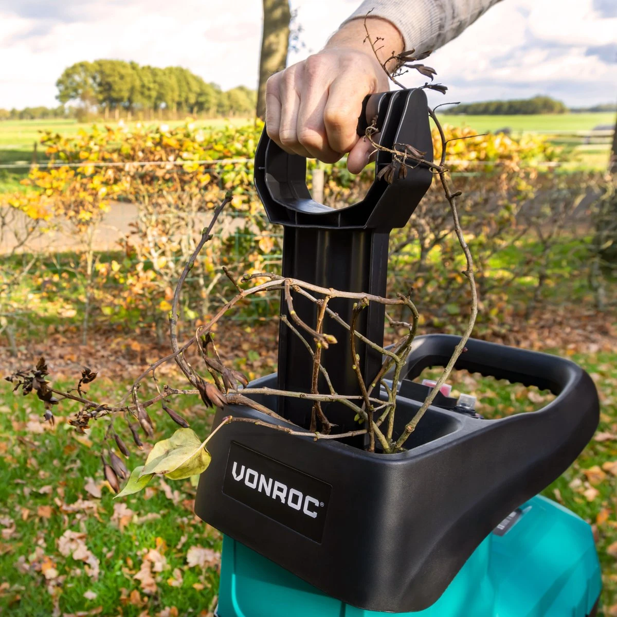 VONROC Stille Hakselaar/Shredder 2800W – Voor Takken Tot Ø45mm – Incl. 60L Opvangbak & Duwstok 8 VONROC Stille Hakselaar/Shredder 2800W – Voor Takken Tot Ø45mm – Incl. 60L Opvangbak & Duwstok - Afbeelding 6