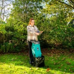 VONROC Hakselaar/Shredder 2500W – Voor Takken Tot Ø45mm – Incl. 45L Opvangzak & Duwstok 11 VONROC Hakselaar/Shredder 2500W – Voor Takken Tot Ø45mm – Incl. 45L Opvangzak & Duwstok -Tuingereedschap Winkel 1200x1200 496