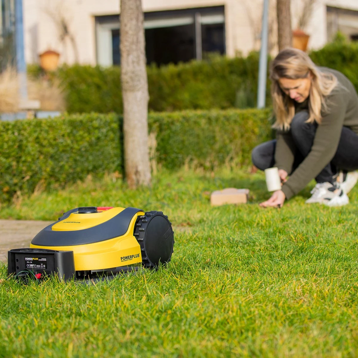 Powerplus POWXG6305 Robotmaaier - 18V - Voor Gazons Tot Ca. 500m² - Maaibreedte 180mm - Incl. Laadstation En Accessoires 9 Powerplus POWXG6305 Robotmaaier - 18V - Voor Gazons Tot Ca. 500m² - Maaibreedte 180mm - Incl. Laadstation En Accessoires - Afbeelding 7