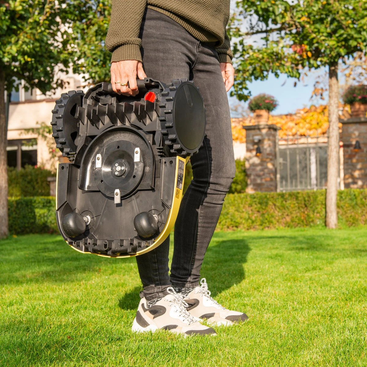 Powerplus POWXG6305 Robotmaaier - 18V - Voor Gazons Tot Ca. 500m² - Maaibreedte 180mm - Incl. Laadstation En Accessoires 12 Powerplus POWXG6305 Robotmaaier - 18V - Voor Gazons Tot Ca. 500m² - Maaibreedte 180mm - Incl. Laadstation En Accessoires - Afbeelding 10