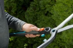 GARDENA - 2 In 1 EnergyCut Heggenschaar - 2.5x Meer Kracht - Totale Lengte 60 Cm 30 GARDENA - 2 In 1 EnergyCut Heggenschaar - 2.5x Meer Kracht - Totale Lengte 60 Cm -Tuingereedschap Winkel 1200x799 33