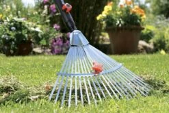 GARDENA Combisysteem Bladhark Hark - Werkbreedte Verstelbaar 30/50 Cm - Aanbevolen Steellengte 130 Cm 11 GARDENA Combisysteem Bladhark Hark - Werkbreedte Verstelbaar 30/50 Cm - Aanbevolen Steellengte 130 Cm -Tuingereedschap Winkel 1200x800 134