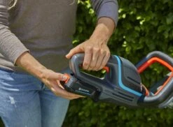 GARDENA - ComfortCut 50/18V-P4A Ready-To-Use Set - Heggenschaar -Tuingereedschap Winkel 1200x885