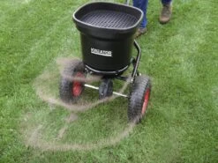 Kreator KRTGR9005 Strooiwagen - 300 Tot 370 Cm Strooibreedte - 23 Liter 13 Kreator KRTGR9005 Strooiwagen - 300 Tot 370 Cm Strooibreedte - 23 Liter -Tuingereedschap Winkel 1200x900 35