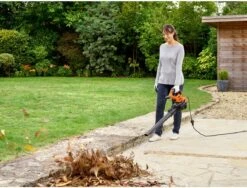 Black & Decker BLACK+DECKER BEBLV300SB-QS Bladblazer - 404 Km/u - 3000W - Zuig-/blaasfunctie - Gesnoerd 18 Black & Decker BLACK+DECKER BEBLV300SB-QS Bladblazer - 404 Km/u - 3000W - Zuig-/blaasfunctie - Gesnoerd -Tuingereedschap Winkel 1200x911 3