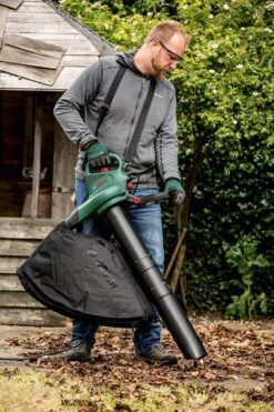 Bosch UniversalGardenTidy 2300 Bladblazer - Op Snoer - 2300 W -Tuingereedschap Winkel 800x1200 36